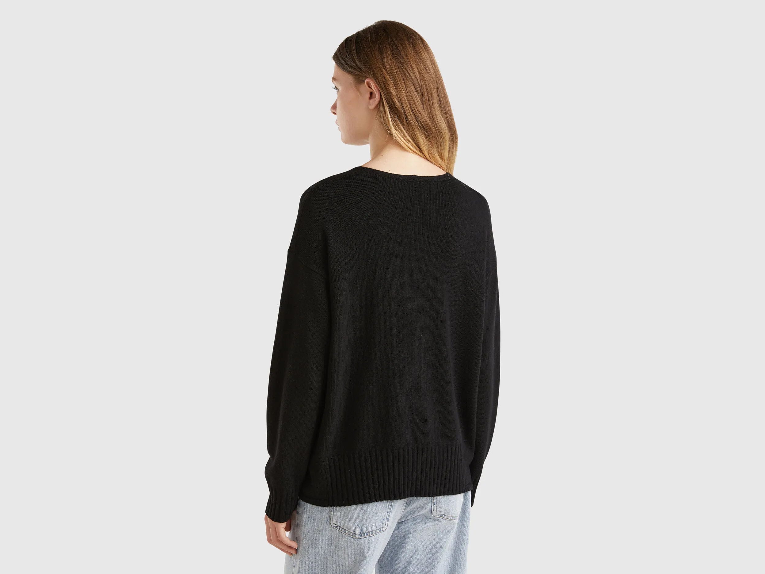 V-neck sweater in wool blend - Black | Benetton