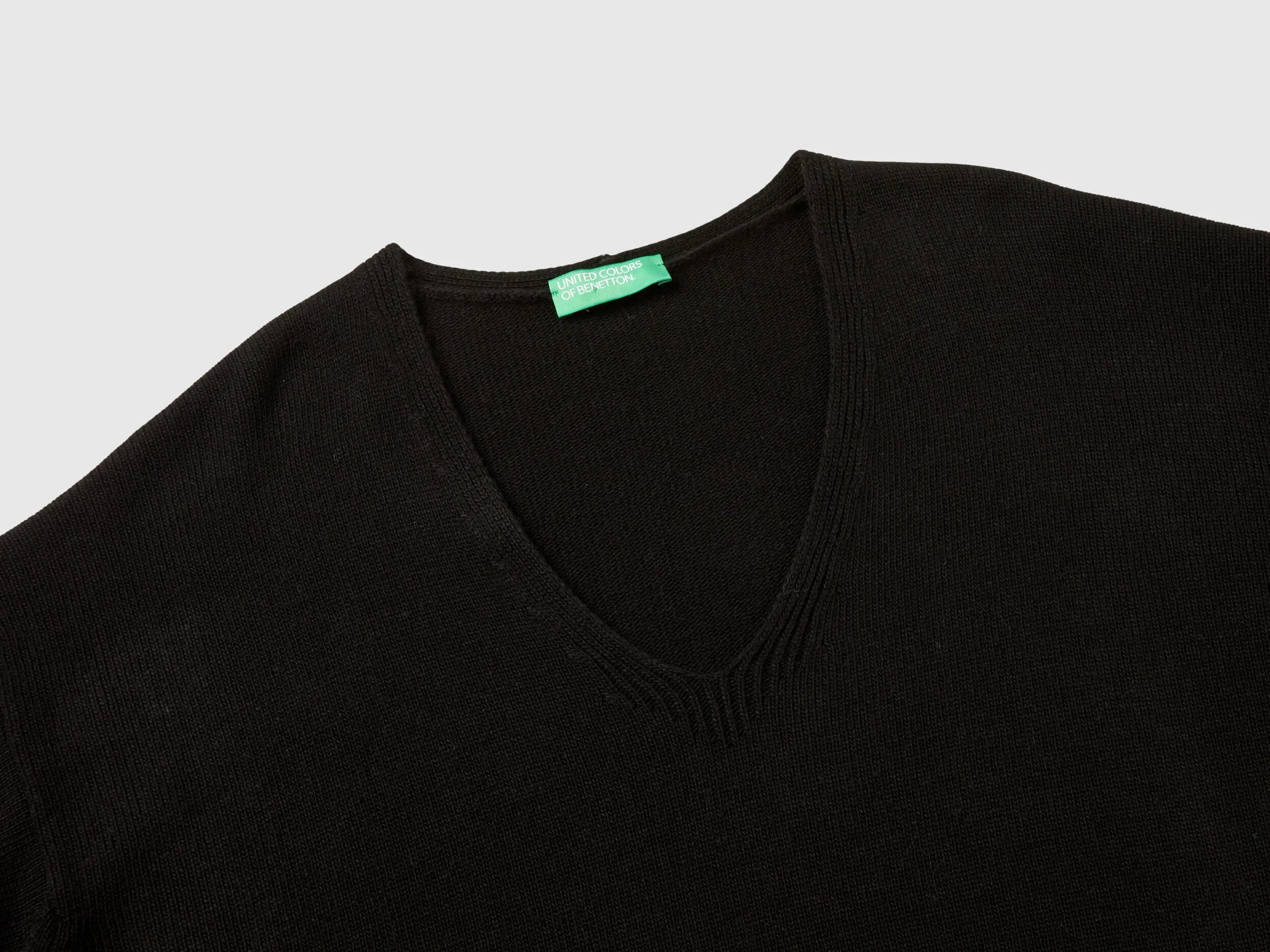 V-neck sweater in wool blend - Black | Benetton