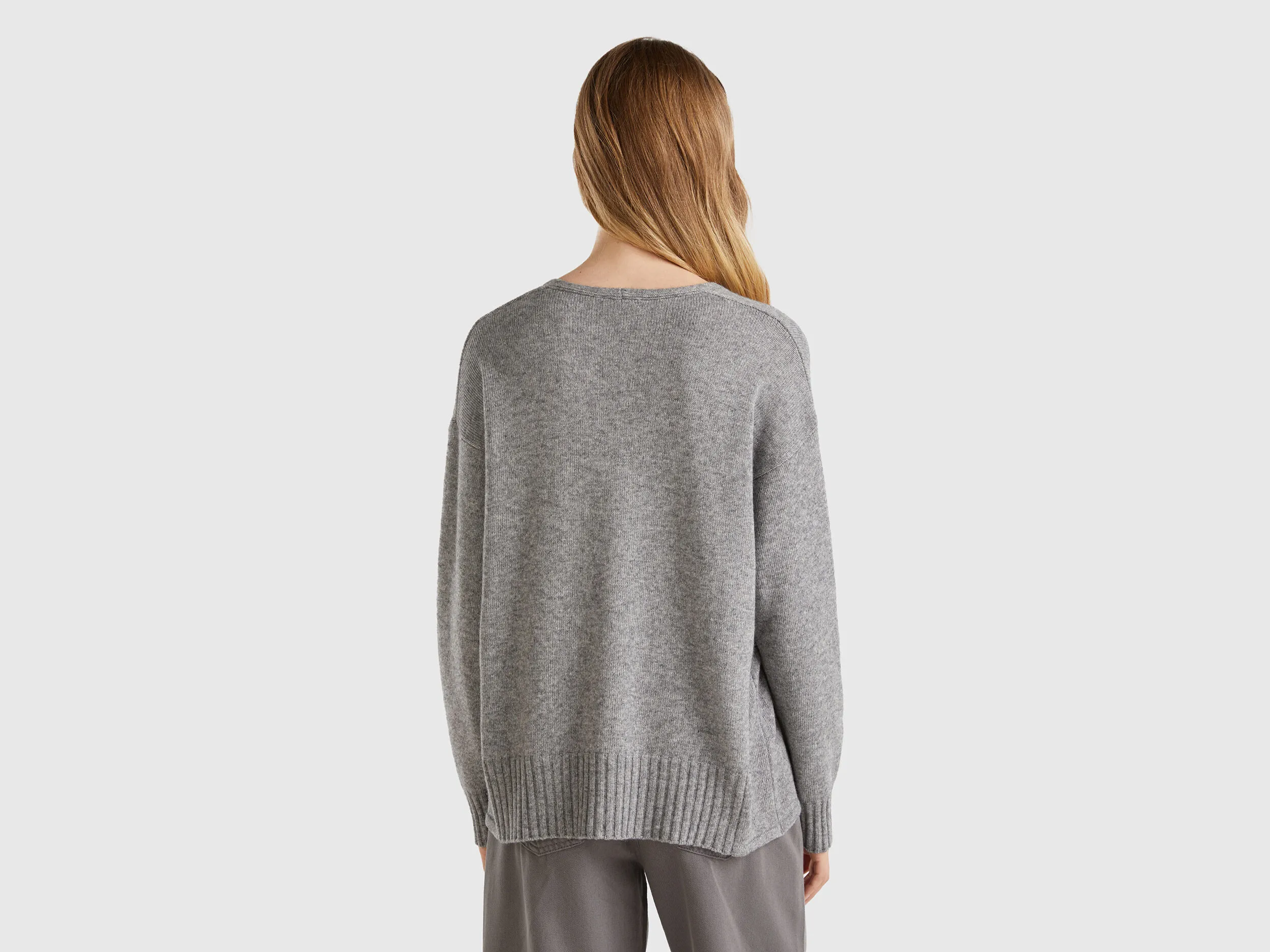 V-neck sweater in wool blend - Gray | Benetton