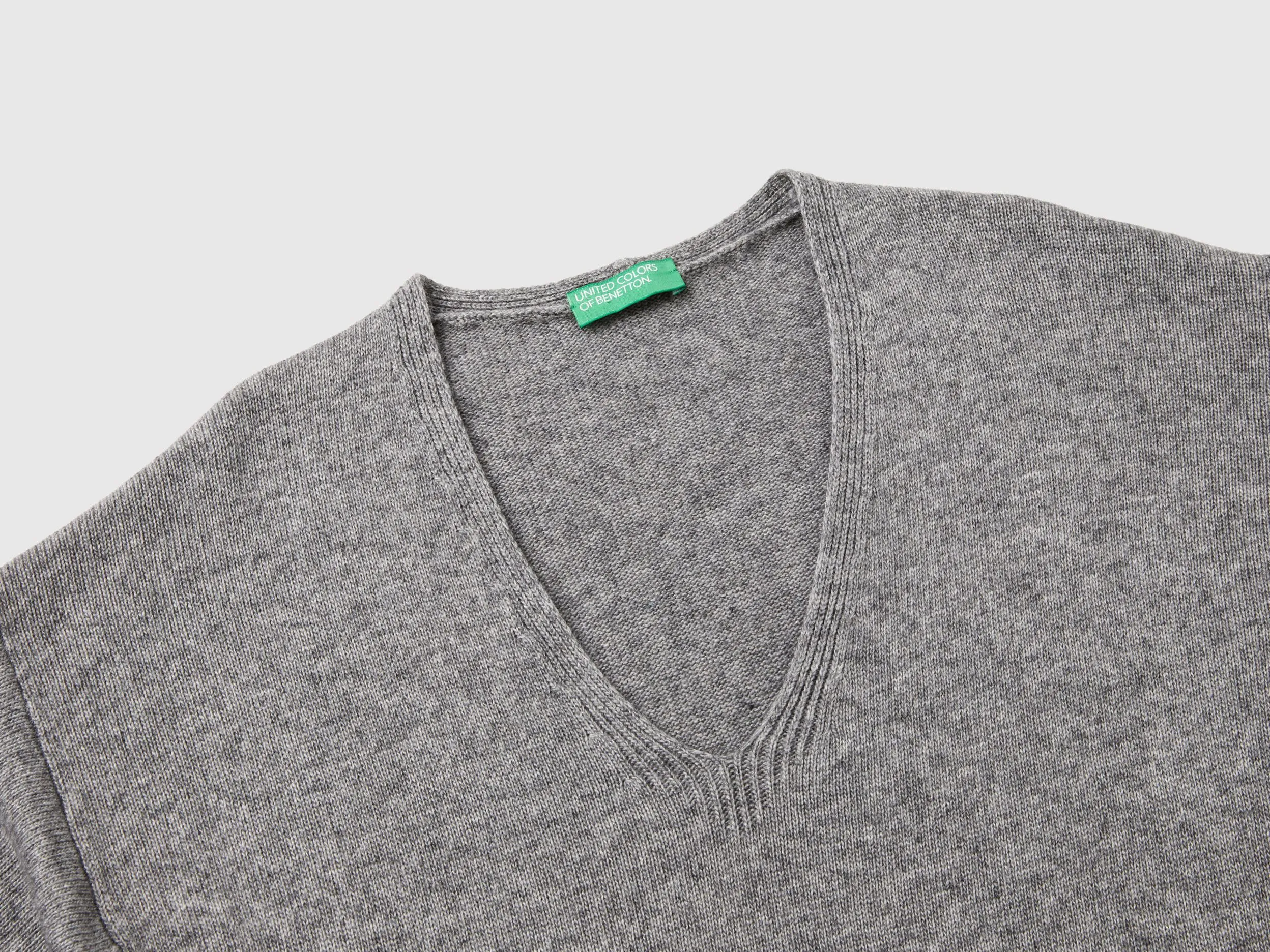 V-neck sweater in wool blend - Gray | Benetton